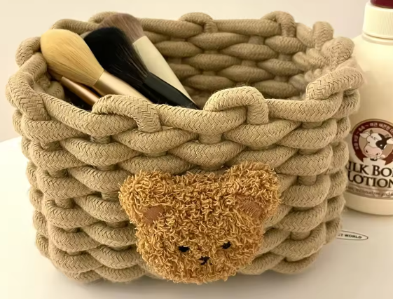 Decoratieve gevlochten manden - stijlvol en functioneel voor elke ruimte