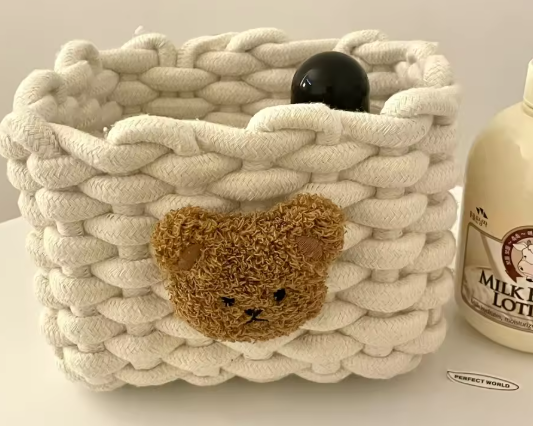 Decoratieve gevlochten manden - stijlvol en functioneel voor elke ruimte